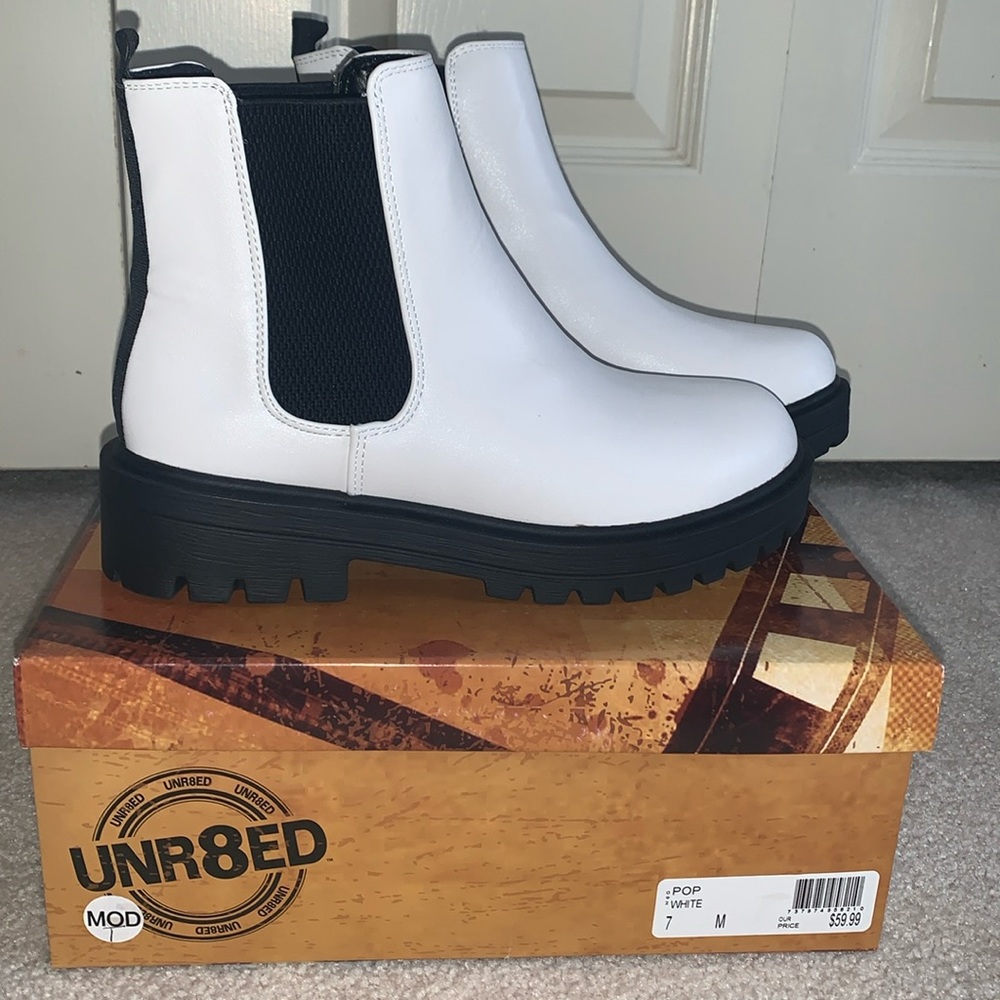 NWT Never worn White and Black slide on ankle boots size 7M